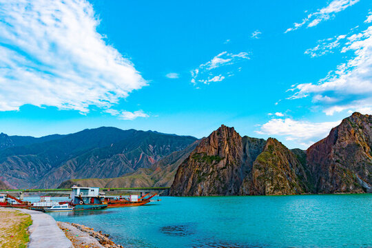 漁船藍天海水山群
