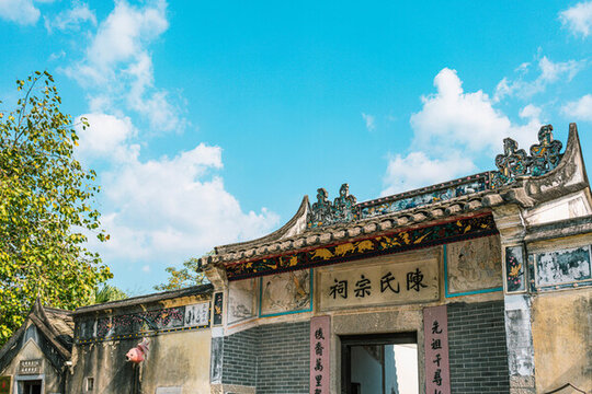 藍(lán)天白云下的陳氏宗祠