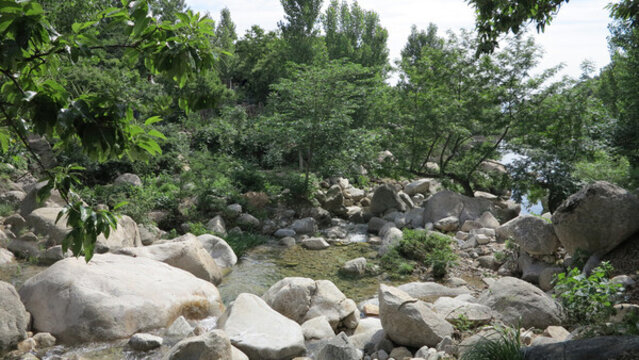 美麗鄉(xiāng)村山間溪流
