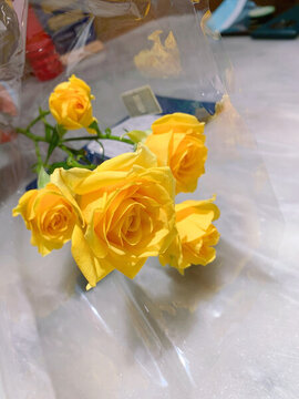 黄色玫瑰花一束漂亮的小花束