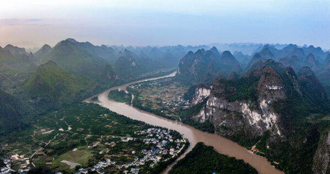 航拍廣西桂林陽(yáng)朔桂林山水