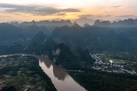 航拍廣西桂林陽(yáng)朔桂林山水