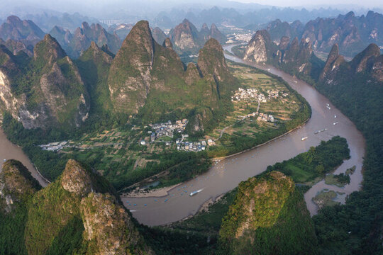 航拍廣西桂林陽朔桂林山水