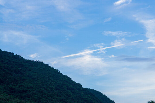 飛機(jī)掠過(guò)