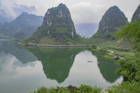 山水風(fēng)光水面倒影