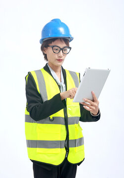 安全帽中年女工程師使用電腦