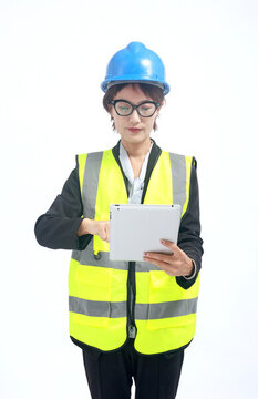 安全帽中年女工程師使用電腦
