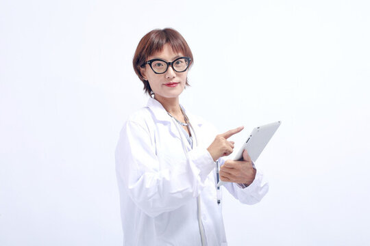 使用電腦的女性醫(yī)生專家形象