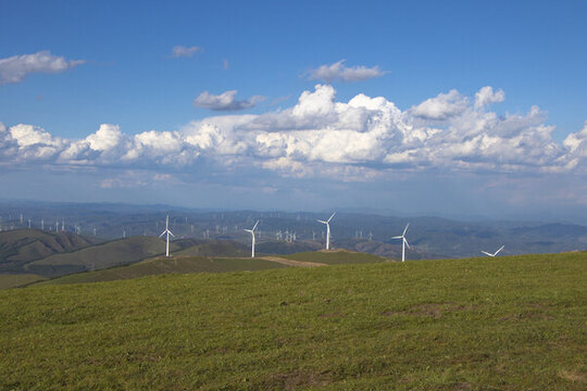 風力發(fā)電機群大風車群山