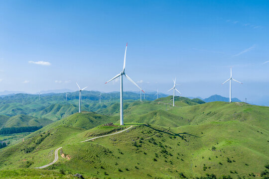 山頂草原風力發(fā)電機群美麗風光