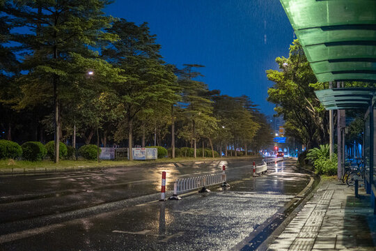 下雨中的广东工业大学附近