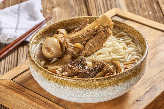 野生菌筒骨湯面
