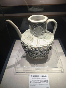 白釉貼塑花葉紋執(zhí)壺