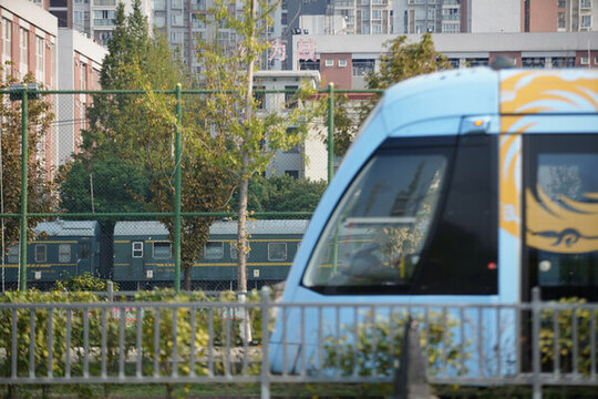 成都西站有軌電車軌道攝影火車