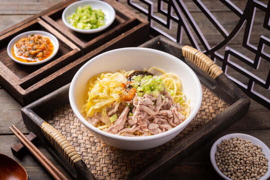 沙茶雞腿肉干撈面