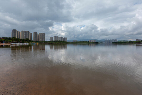 云南楚雄藍(lán)天白云城市建筑