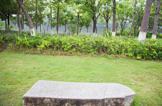 公園草地上的大理石凳子