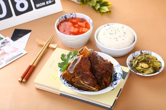 鹵大排筒骨套餐