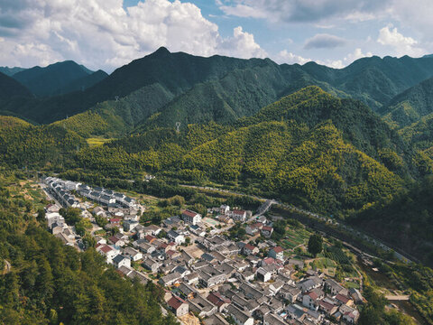 桐廬山中小村