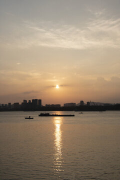 長江水面城市夕陽剪影