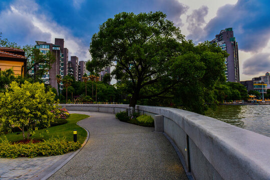 河岸風(fēng)光
