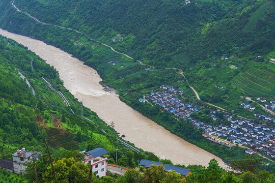 西藏察瓦隆乡高山和怒江美景