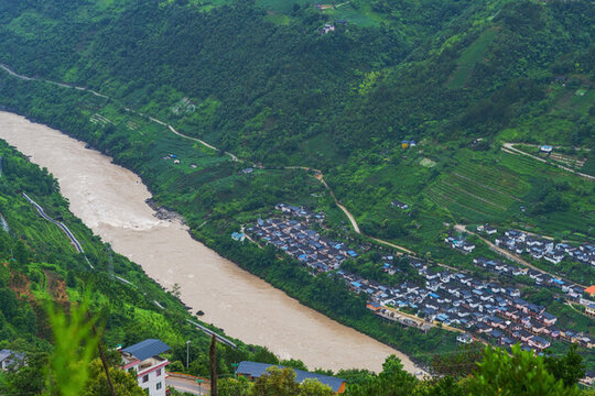 西藏察瓦隆乡高山和怒江美景