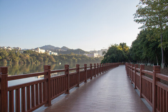 梅江河邊的胡桃色木板廊橋