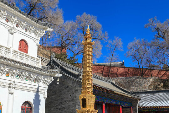 五臺(tái)山顯通寺銅塔金塔藍(lán)天萬(wàn)佛
