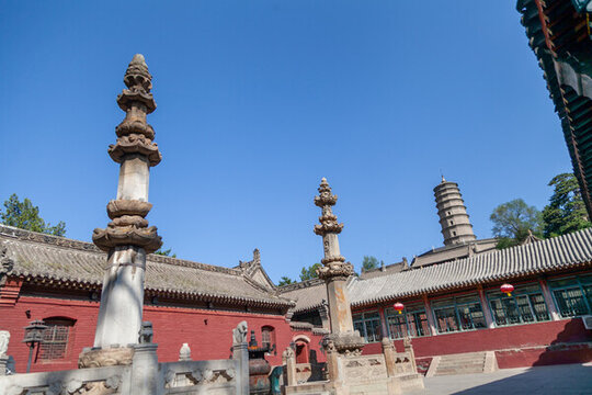 五臺山尊勝寺藍天白云古建經(jīng)幢