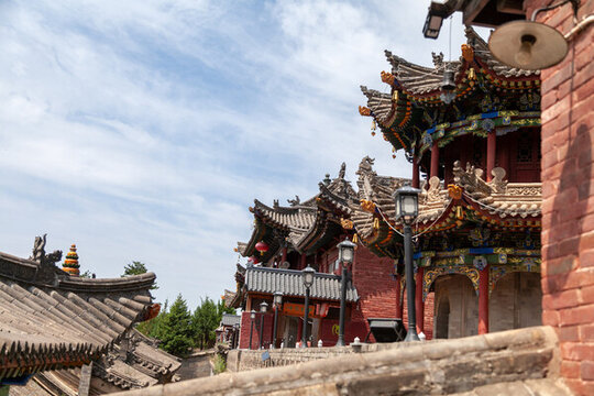 五臺(tái)山尊勝寺藍(lán)天白云古建寺廟