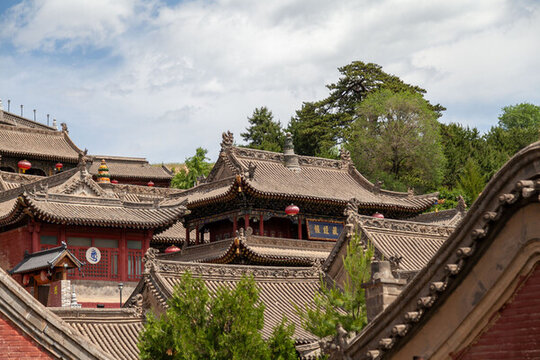 五臺(tái)山尊勝寺藍(lán)天白云古建寺廟