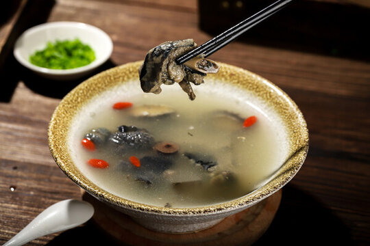 枸杞烏雞湯滋補(bǔ)烏雞湯