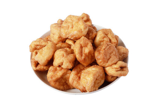 盤子裝著油炸豆腐