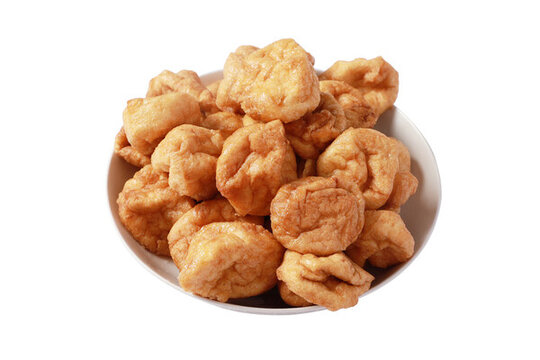 盤子裝著油炸豆腐白底圖