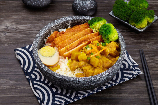 雞扒拼咖喱飯