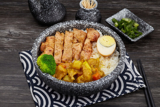 黑椒豬扒拼咖喱飯