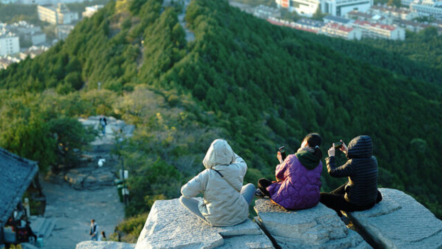 千佛山頂拍照的游客