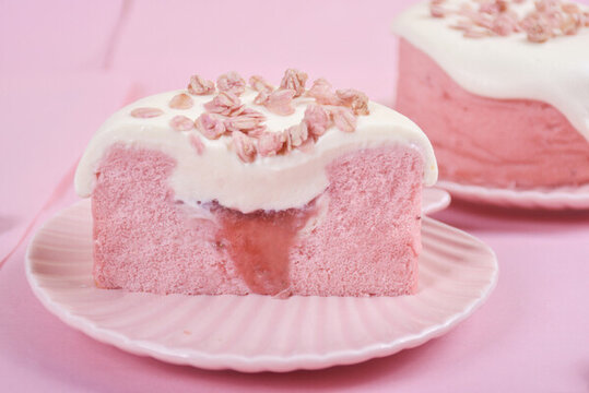 草莓爆浆蛋糕甜点
