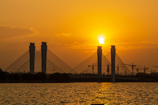 夕陽下的橋