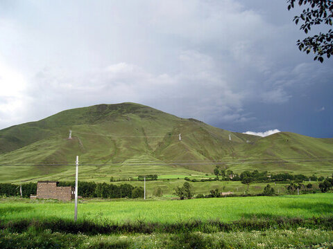 寧靜的綠色山坡和草場(chǎng)