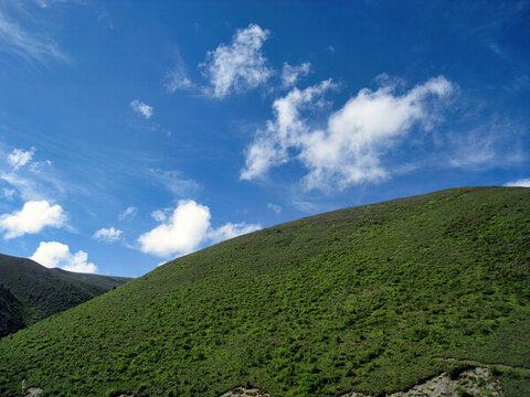 藍天下的綠色山坡