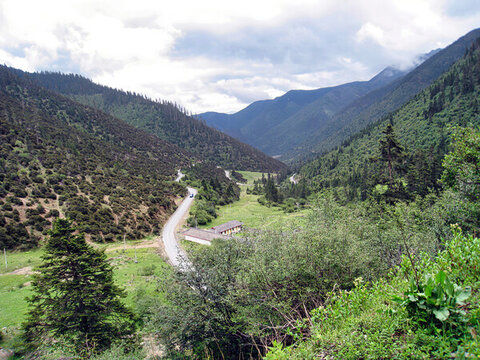 山腳下蜿蜒的山路