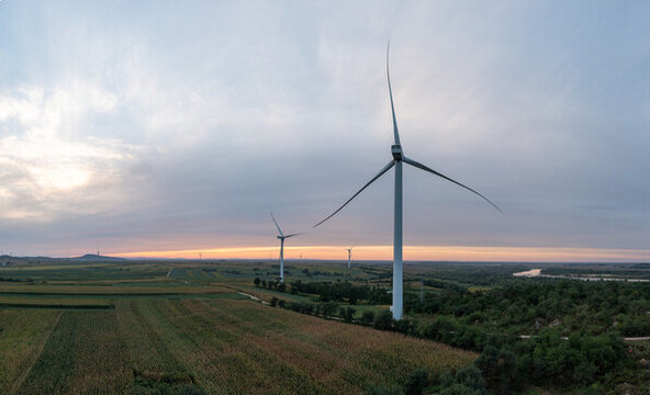 风力发电机在乡村的农田里