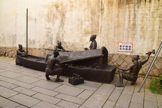 造船銅像