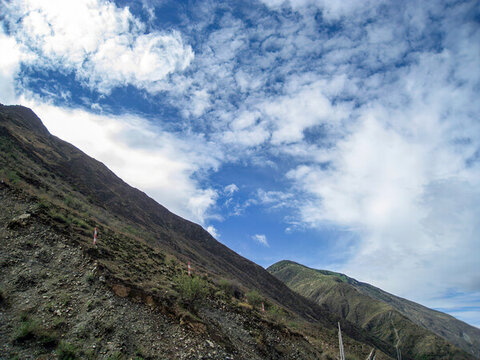 藍(lán)天白云下的綠色大山
