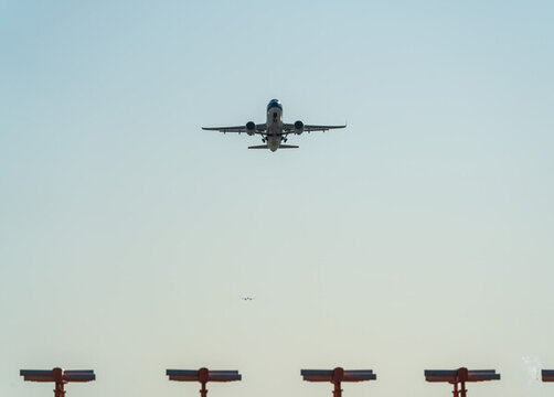 飛機在機場跑道前起飛降落