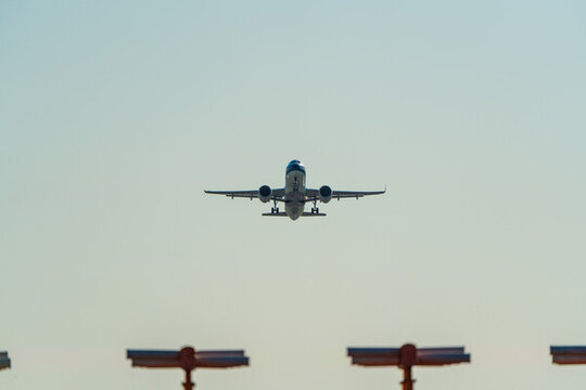 飛機在機場跑道前起飛降落