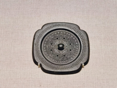 八乳規(guī)矩鏡