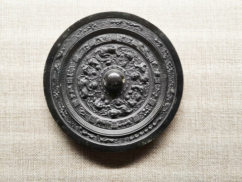 環(huán)列式神人神獸紋鏡